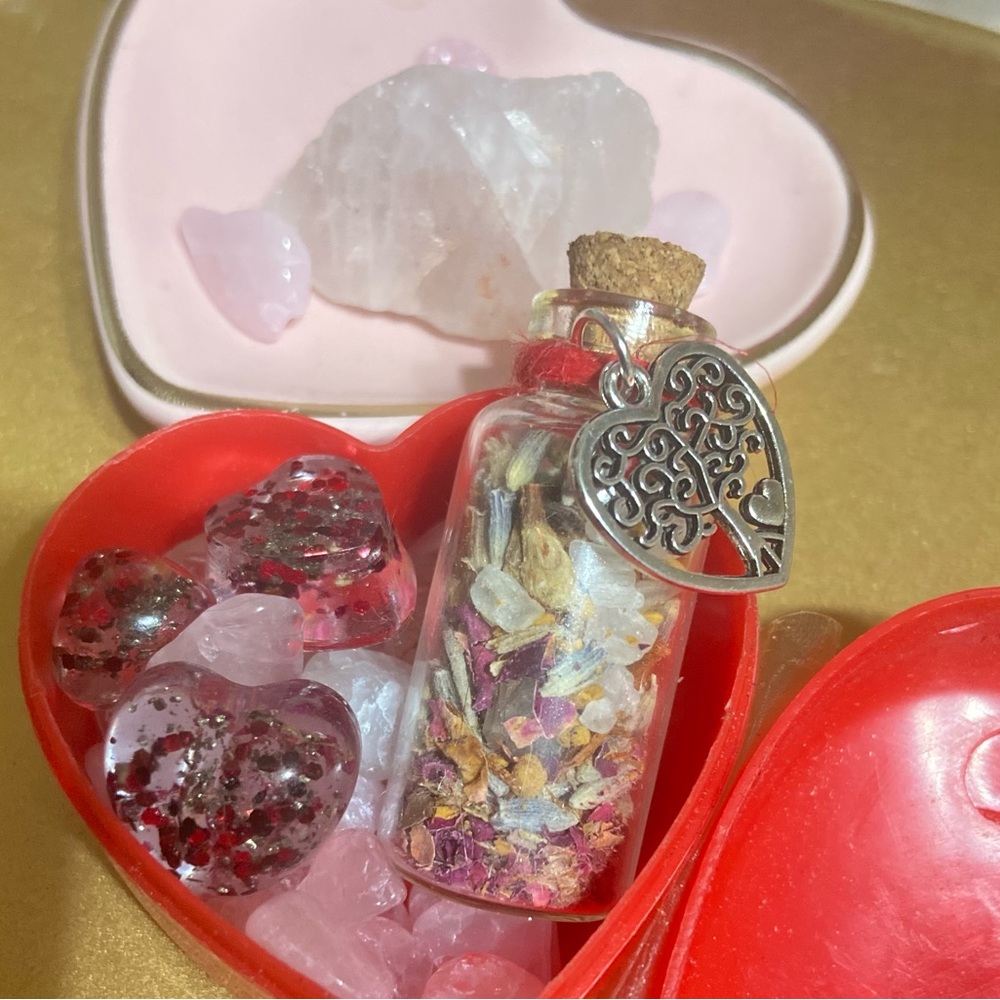 💕- Mini shaker spell bottle - love - reconciliation jezebel & intention oil 🌹